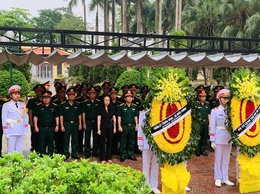Lãnh đạo Bộ Tư lệnh Thủ đô và phường Tây Tựu viếng nghĩa trang liệt sĩ
