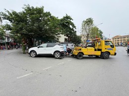 Xử lý vi phạm đỗ ô tô sai quy định tại phố Huỳnh Thúc Kháng kéo dài