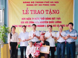 PHÚC SƠN: TRANG TRỌNG TỔ CHỨC LỄ TRAO TẶNG HUY HIỆU 70 NĂM TUỔI ĐẢNG