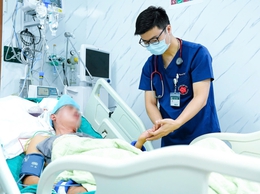 Bác sĩ cảnh báo nguy cơ đột quỵ từ thói quen 'tắm ngay sau khi đi nắng về'