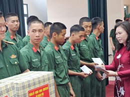 THẮM TÌNH QUÂN DÂN: LÃNH ĐẠO XÃ NGỌC HỒI THĂM, ĐỘNG VIÊN CHIẾN SỸ MỚI TẠI TRUNG ĐOÀN 165