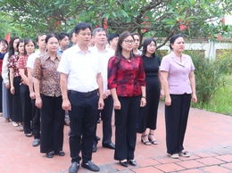 Đồng chí Tô Thị Nhàn, Bí thư Đảng ủy, Chủ tịch HĐND xã làm trưởng đoàn viếng nghĩa trang liệt sỹ thượng vực