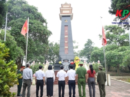 Đảng ủy - HĐND – UBND, Ủy ban MTTQ xã Kiều Phú tổ chức lễ viếng, dâng hương tại các Nghĩa trang Liệt sĩ, Đài tưởng niệm nhân dịp kỷ niệm 51 năm ngày Giải phóng miền Nam thống nhất đất nước