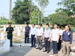 Đồng chí Bùi Mạnh Thắng, Phó Bí thư Đảng ủy, Chủ tịch UBND xã dâng hương tại Nghĩa trang Liệt sĩ Hợp Đồng