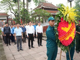 Đảng uỷ - HĐND – UBND – UB MTTQ xã dâng hương tưởng niệm Chủ tịch Hồ Chí Minh và các Anh hùng Liệt sĩ 