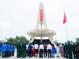 Các đồng chí lãnh đạo xã Quốc Oai thăm viếng Nghĩa trang Liệt sĩ nhân dịp kỷ niệm 51 năm Ngày giải phóng miền Nam thống nhất đất nước