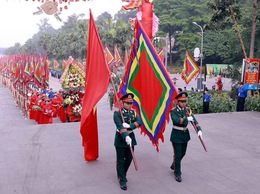 Như cây một cội, như con một nhà