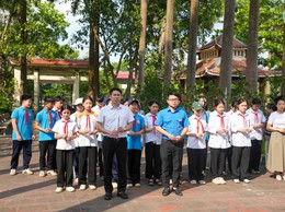 TRƯỜNG THCS CỘNG HÒA TỔ CHỨC DÂNG HƯƠNG TẠI NGHĨA TRANG LIỆT SỸ CỘNG HÒA NHÂN KỶ NIỆM 51 NĂM NGÀY GIẢI PHÓNG MIỀN NAM, THỐNG NHẤT ĐẤT NƯỚC