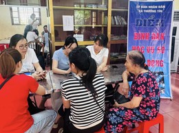Xã Thường Tín tổ chức hỗ trợ chứng thực chữ ký ủy quyền nhân lương hưu và xác thực thuê bao di động cho Nhân dân