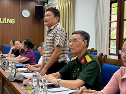 Hội Cựu chiến binh (CCB) phường Láng rút kinh nghiệm mô hình “CCB tự quản về trật tự đô thị” tại tuyến phố Pháo Đài Láng.     