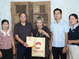 Lãnh đạo xã Chuyên Mỹ thăm, tặng quà các gia đình có hoàn cảnh khó khăn dịp 30/4