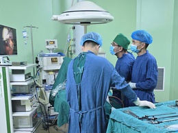 Bệnh viện đa khoa Ba Vì: Phẫu thuật nội soi thành công ca thoát vị bẹn trái khổng lồ ở người bệnh 77 tuổi