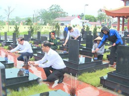 Lãnh đạo xã Phúc Lộc dâng hương tưởng niệm các anh hùng liệt sĩ kỷ niệm 51 năm Ngày Giải phóng miền Nam, thống nhất đất nước