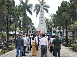 Đoàn đại biểu phường Phú Lương viếng nghĩa trang Liệt sỹ nhân dịp kỷ niệm 51 năm ngày giải phóng Miền Nam thống nhất đất nước