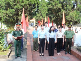 Đồng chí Lê Thị Hạnh - Phó Bí thư thường trực Đảng ủy dâng hương tại nghĩa trang Liệt sĩ Quảng Bị