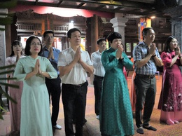 Đồng chí Phó Bí thư Thường trực Đảng ủy xã An Khánh Trương Thị Dung dâng lễ và dự Lễ khai hội truyền thống Chùa Tổng