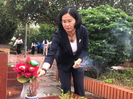 Lễ dâng hương, dâng hoa tại nghĩa trang liệt sỹ Phương Đình