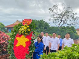 Đồng chí Nguyễn Quý Mạnh - Phó bí thư Đảng ủy, Chủ tịch UBND xã dâng hương, hoa tưởng niệm các anh hùng liệt sĩ nhân dịp kỷ niệm 51 năm Ngày Giải phóng miền Nam, thống nhất đất nước (30/4/1975 – 30/4/2026) tại nghĩa trang liệt sỹ Trung Châu