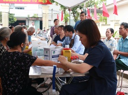 Trạm y tế xã Hoà Phú: Khám sức khỏe cho người cao tuổi các thôn trên địa bàn xã

