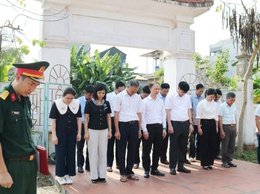 Đồng chí Nguyễn Trường Năng - Bí thư Đảng ủy, Chủ tịch HĐND xã Quảng Bị dâng hương tưởng nhớ các anh hùng liệt sĩ tại nghĩa trang Lam Điền