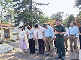 Đồng chí Phó chủ tịch UBND xã Quảng Bị Tô Thị Đào dâng hương các anh hùng liệt sĩ tại Nghĩa trang Liệt sĩ Tốt Động