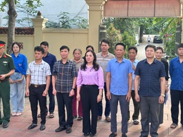 Đồng chí Lê Thị Chính - Ủy viên BTV Đảng ủy, Chủ tịch Ủy ban MTTQ Việt Nam xã dâng hương tại Nghĩa trang liệt sĩ Hoàng Diệu