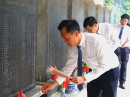 Phường Chương Mỹ dâng hương tại Nghĩa trang Liệt sĩ phường nhân kỷ niệm 51 năm Ngày Giải phóng miền Nam, thống nhất đất nước 30/4/1975 - 30/4/2026