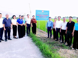 Ủy ban MTTQ và các tổ chức chính trị - xã hội xã Hòa Phú tổ chức gắn biển 4 công trình tiêu biểu