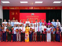 Phường Phú Lương trao Huy hiệu Đảng cho 24 đảng viên đợt 19/5