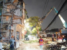 Trắng đêm phá dỡ, giải phóng mặt bằng thi công cầu Trần Hưng Đạo
