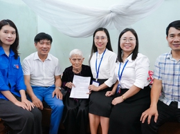 Tổ xung kích Trung tâm Phục vụ hành chính công Chi nhánh số 07 hỗ trợ chứng thực chữ ký ngoài giờ cho cụ bà 102 tuổi tại xã Quốc Oai