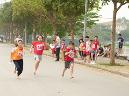 Học sinh phường Yên Nghĩa hào hứng tranh tài môn Điền kinh và Cờ vua