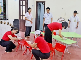 Xã Đoài Phương vệ sinh môi trường, khử khuẩn phòng, chống bệnh tay chân miệng