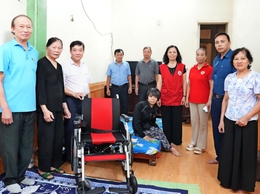 HỘI CHỮ THẬP ĐỎ PHƯỜNG SƠN TÂY TRAO XE LĂN CHO NGƯỜI KHUYẾT TẬT CÓ HOÀN CẢNH KHÓ KHĂN