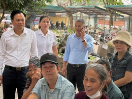 Lãnh đạo xã Tam Hưng dự, động viên Nhân dân tại chương trình khám mắt miễn phí hưởng ứng Ngày Sức khỏe toàn dân 7/4