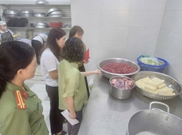 Đoàn kiểm tra liên ngành ATTP phường Thanh Xuân làm việc tại trường Tiểu học Phan Đình Giót