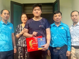 Công đoàn phường Chương Mỹ thăm hỏi, hỗ trợ đoàn viên bị tai nạn lao động 