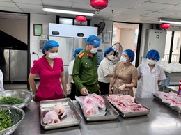 Phường Hoàn Kiếm tăng cường kiểm tra an toàn thực phẩm tại bếp ăn trường học