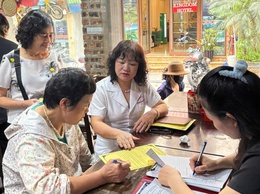 Phường Hoàn Kiếm tăng cường kiểm tra, giám sát an toàn thực phẩm tại 3 tuyến phố Đào Duy Từ, Tạ Hiện, Mã Mây