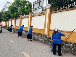 Đoàn viên giáo viên trường Tiểu học Thúy Lĩnh tích cực ra quân tổng vệ sinh vì môi trường Xanh – Sạch – Đẹp