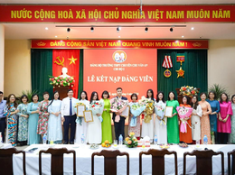 Đảng bộ Trường Trung học phổ thông chuyên Chu Văn An kết nạp 8 học sinh lớp 12 vào Đảng.
