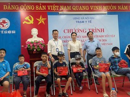 XÃ NỘI BÀI KHÁM SỨC KHỎE VÀ TẶNG QUÀ CHO TRẺ EM KHUYẾT TẬT