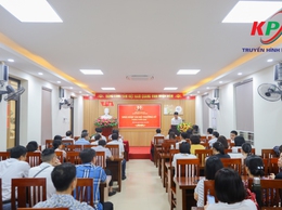 Đồng chí Phùng Huy Diễn- Phó Bí thư Đảng uỷ, chủ tịch UBND xã Kiều Phú dự sinh hoạt chi bộ Trường THPT Minh Khai