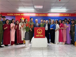 Giáo viên trường Tiểu học Bùi Quốc Khái tham gia hỗ trợ công tác bầu cử tại phường Hoàng Liệt