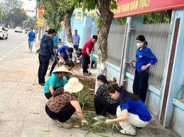 UB MTTQ Việt Nam xã Thuận An ra quân hưởng ứng phong trào “Sáng - Xanh - Sạch - Đẹp”.