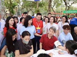 Bộ trưởng Bộ Y tế thăm và động viên tập thể cán bộ Trạm Y tế phường Hai Bà Trưng.