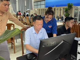 Thanh niên xã Hòa Phú triển khai hiệu quả hoạt động “Thứ Bảy tình nguyện” hỗ trợ người dân tại điểm dịch vụ công