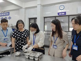 Tăng cường kiểm tra an toàn thực phẩm tại bếp ăn trường học