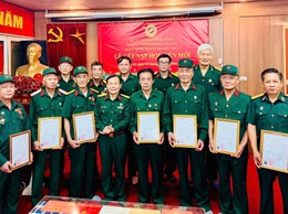 Chi hội CCB Công ty Nam Á kết nạp 7 hội viên mới