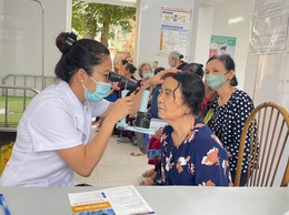 Xã Sơn Đồng khám bệnh lý về mắt cho người dân